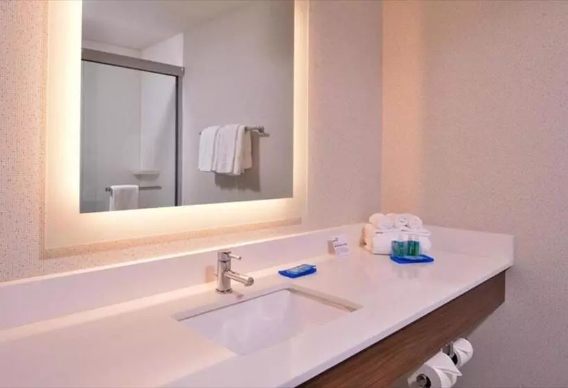 キングサイズベッドのスタンダードルーム, Holiday Inn Express Madera, An Ihg
