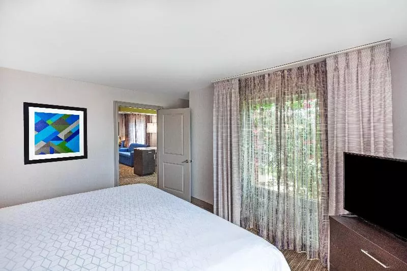 スイート, Holiday Inn Express & Suites Baton Rouge East, An Ihg
