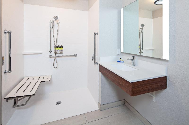 Номер Стандарт Кровать Кинг Адаптированный для Инвалидов, Holiday Inn Express & Suites Clovis Fresno Area, An Ihg