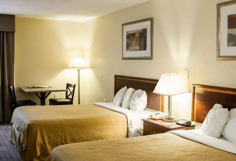 ２ダブルベッドのスタンダードルーム, Quality Inn Fuquay Varina East