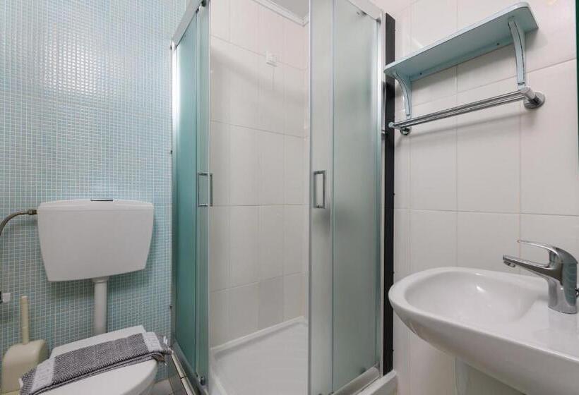 غرفة قياسية مطلة على المدينة, Timoleon