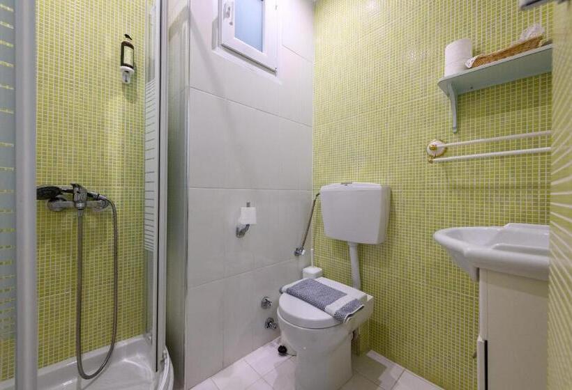 غرفة قياسية مطلة على المدينة, Timoleon