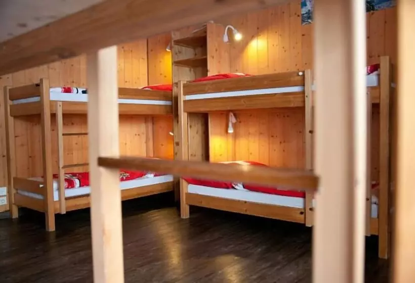 ルームシェアのワンベッド, Valley Hostel