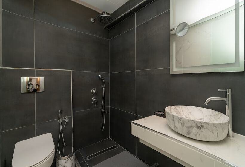 חדר סופריור, Karalis City