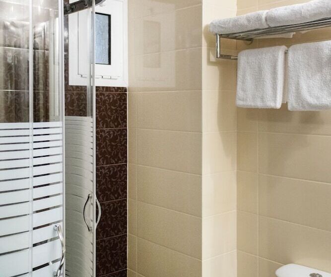 חדר משפחתי דלוקס, Karalis City