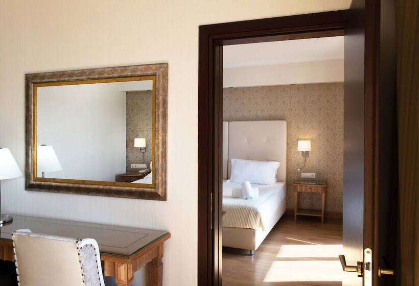 חדר משפחתי דלוקס, Karalis City