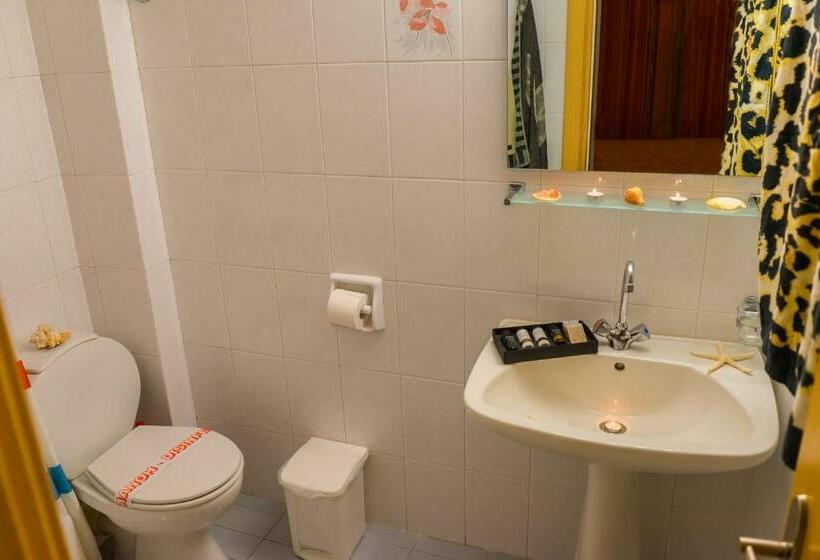 スタンダードルーム, Kostis