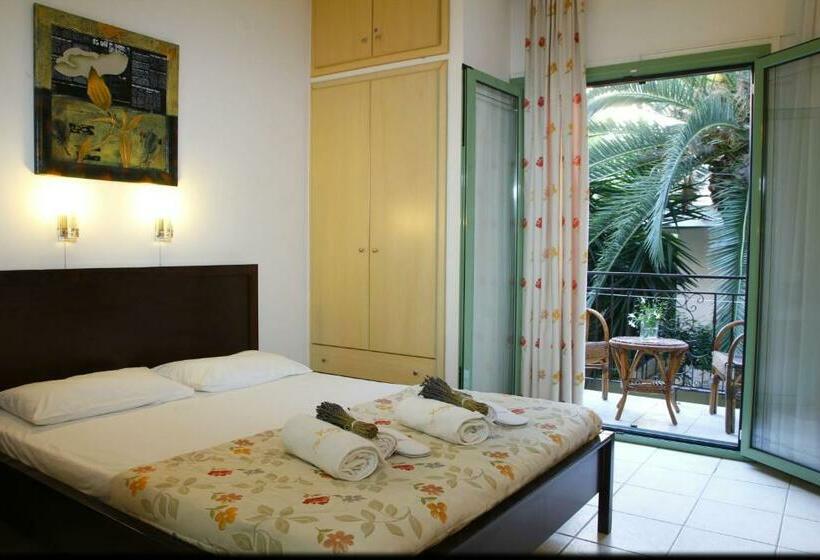 スタンダードトリプルルーム, Kostis