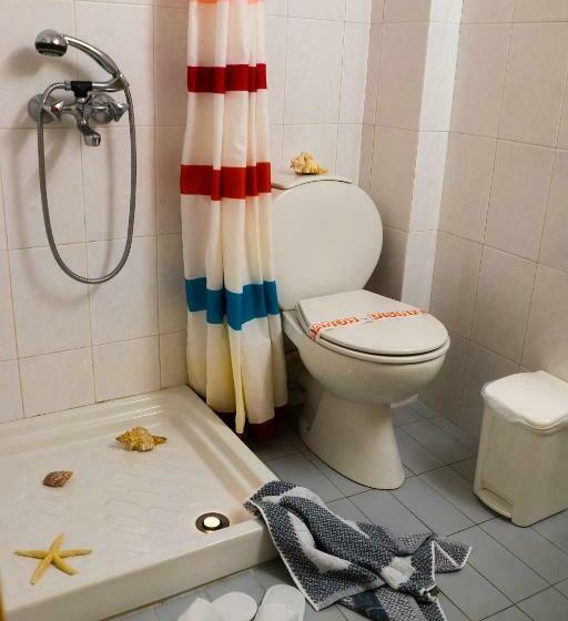 スタンダードトリプルルーム, Kostis