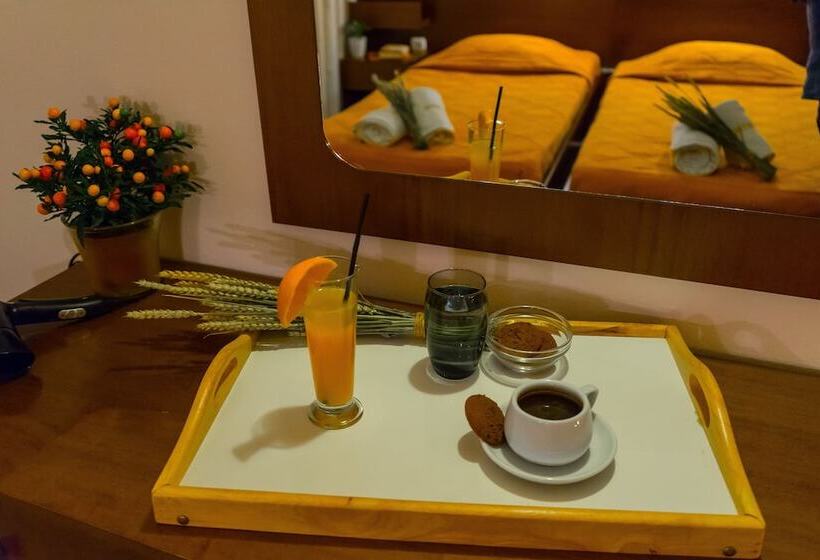 スタンダードルーム, Kostis