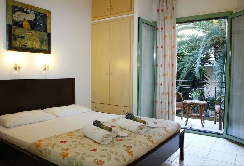 スタンダードトリプルルーム, Kostis