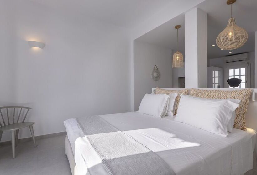 استودیوی لوکس, Kouros Village