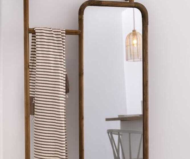 استودیوی لوکس, Kouros Village