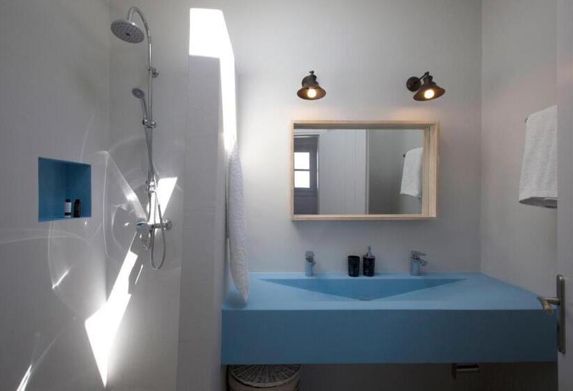 سوئیت با تخت بزرگ, Kouros Village