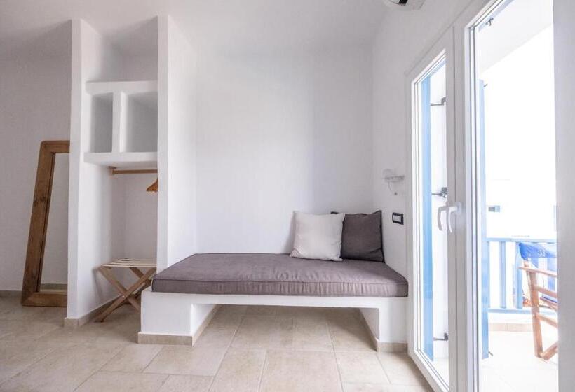 سوئیت با بالکن, Kouros Village