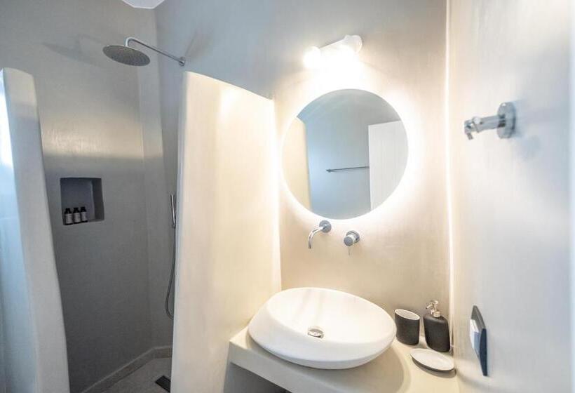 سوئیت با بالکن, Kouros Village