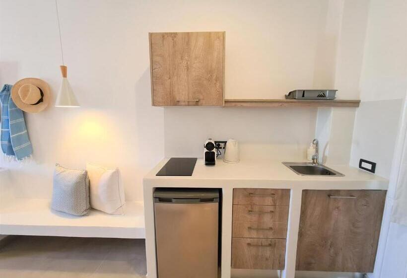 استودیوی سوپریور, Kouros Village