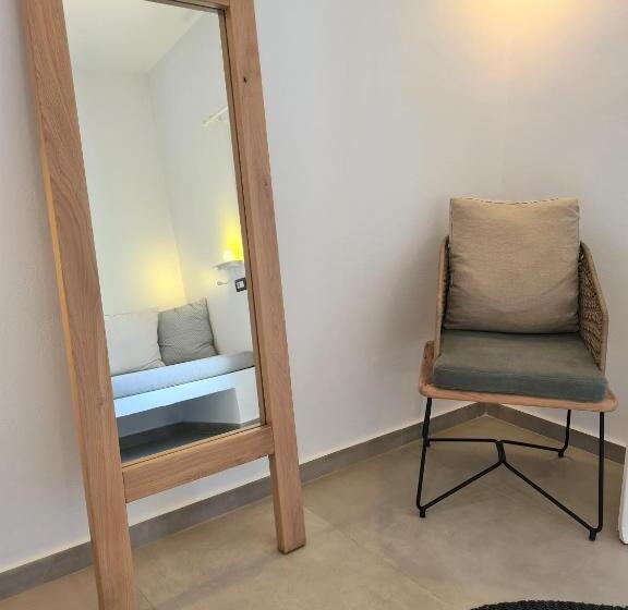 استودیوی سوپریور, Kouros Village