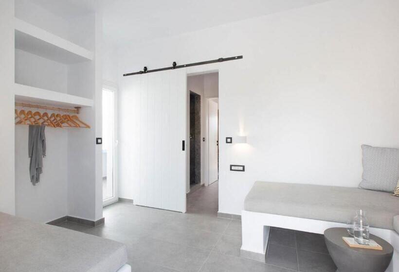 سوییت جونیور لوکس, Kouros Village