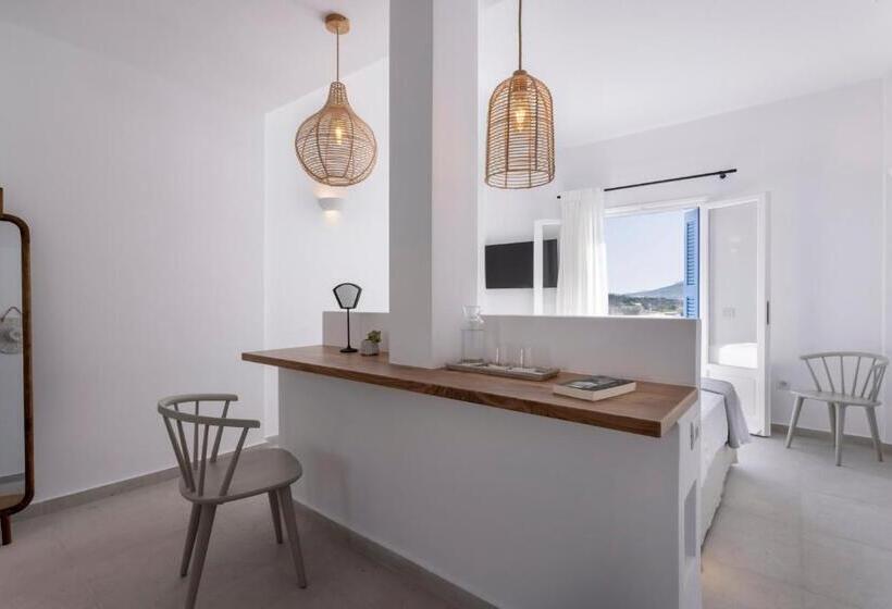 استودیوی لوکس, Kouros Village