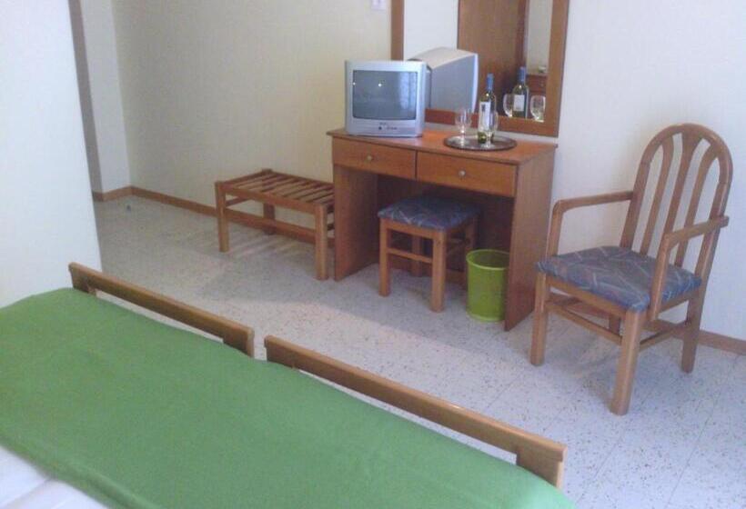 חדר מוזל עם נוף לים, Laios