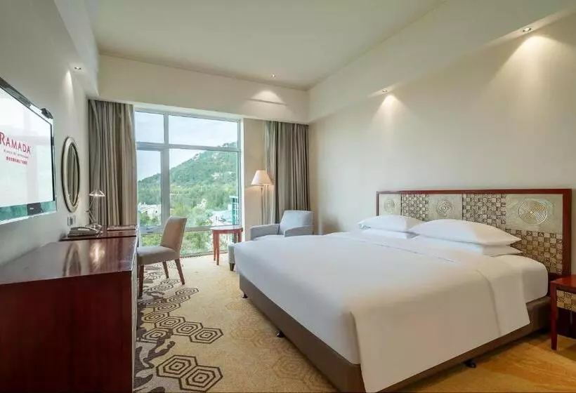 キングサイズベッドのスイートルーム, Ramada Plaza Taian