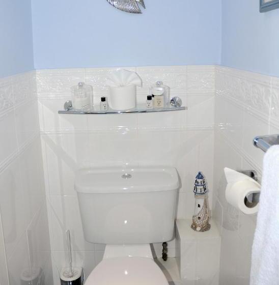 غرفة قياسية فردية, Douglas House