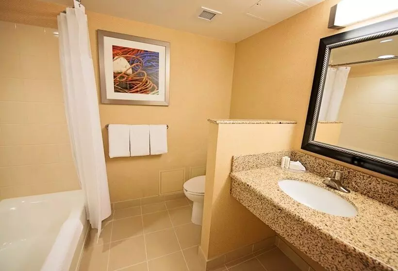 مجموعه ویستا شهر, Courtyard By Marriott Halifax Downtown