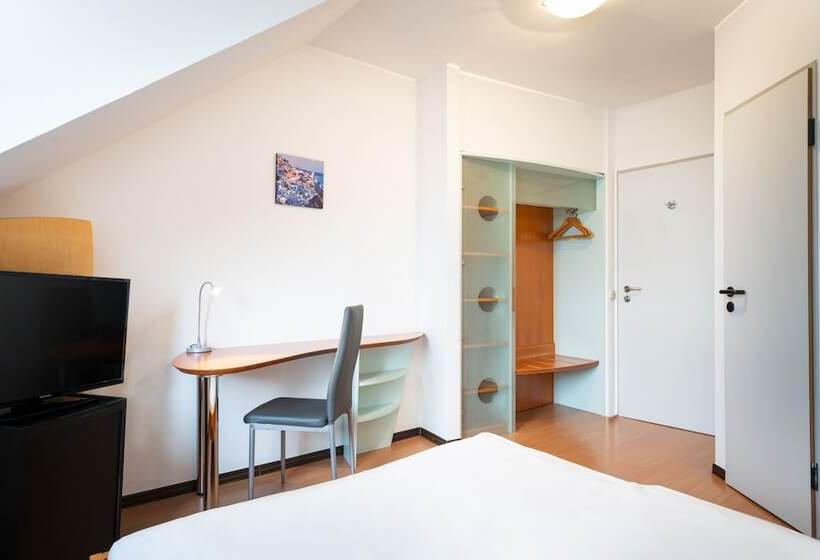 标准单人间, Mainstreet