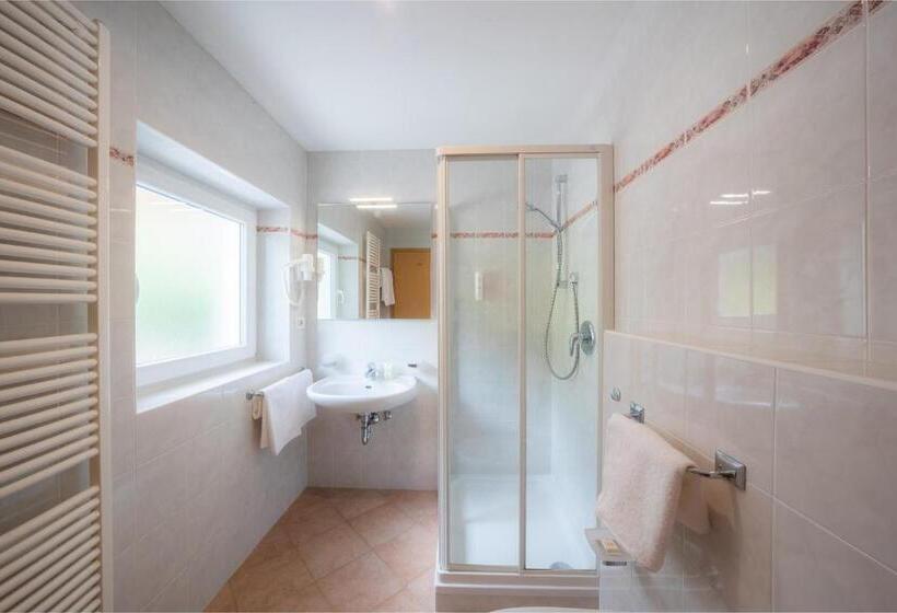 トリプルクラシックルーム, Monte44