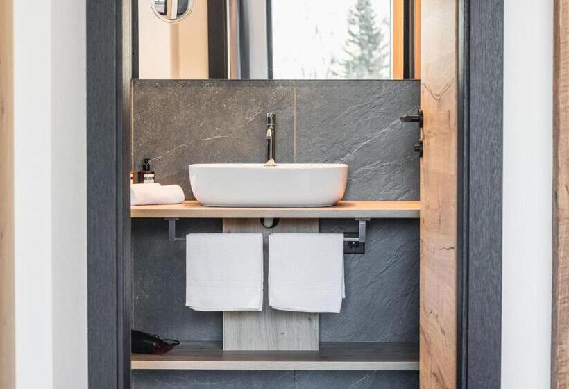 חדר סופריור, Wolf