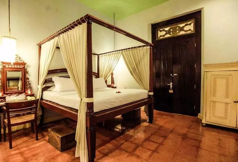 Suite, Tugu Blitar