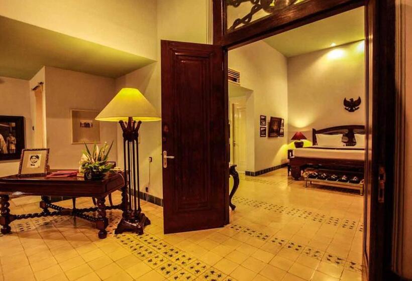 جناح عائلي, Tugu Blitar