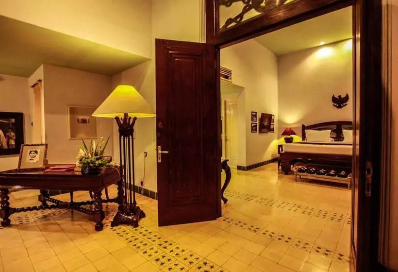 Suite Familiar, Tugu Blitar