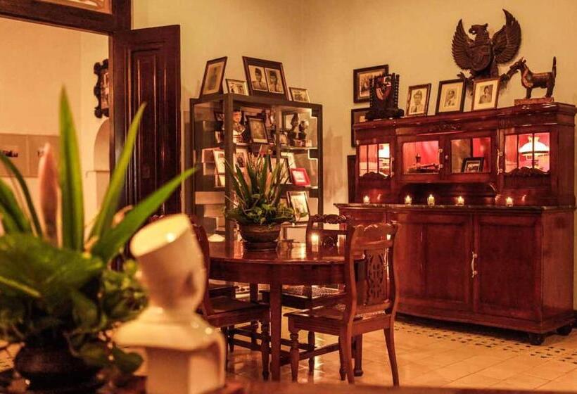 جناح عائلي, Tugu Blitar