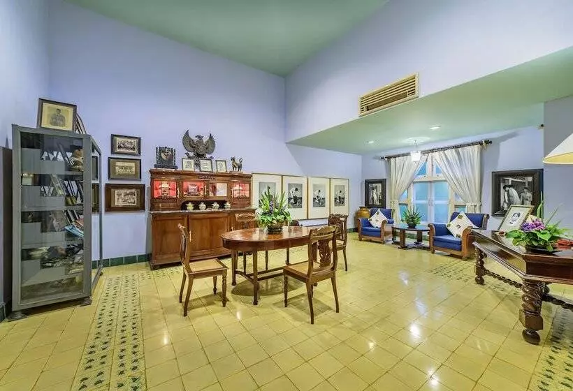 Suite Familiar, Tugu Blitar