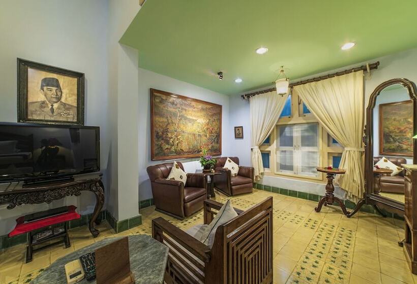 جناح عائلي, Tugu Blitar