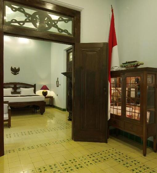 סוויטה משפחתית, Tugu Blitar