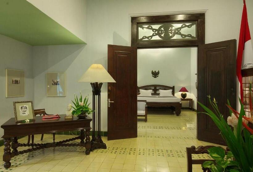 סוויטה משפחתית, Tugu Blitar