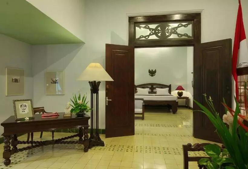 Suite Familiar, Tugu Blitar