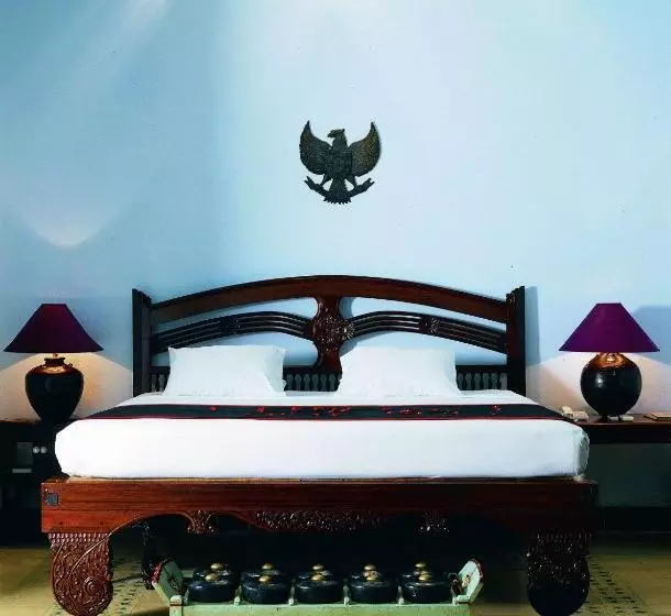 Suite Familiar, Tugu Blitar
