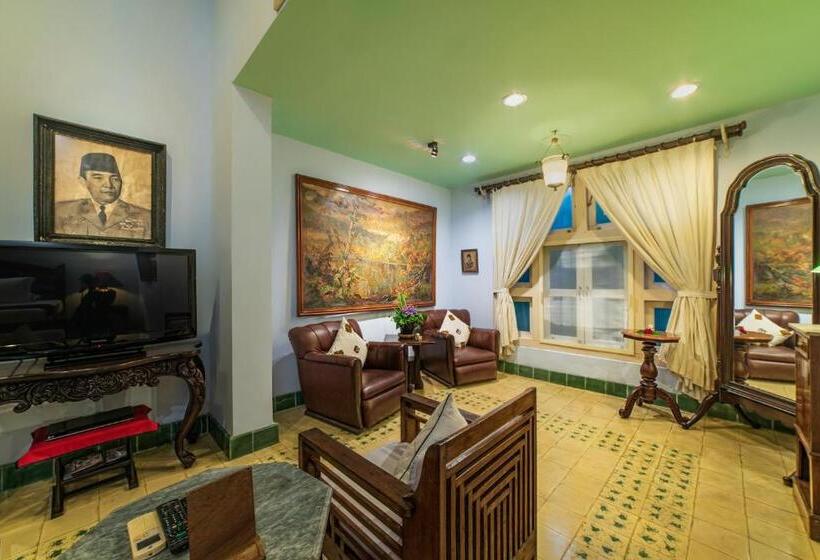 جناح عائلي, Tugu Blitar