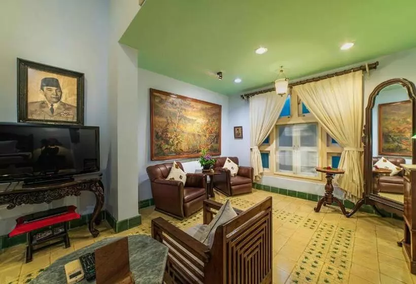 Suite Familiar, Tugu Blitar