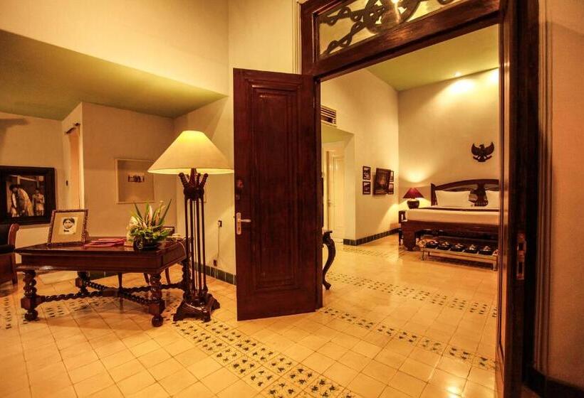 جناح عائلي, Tugu Blitar