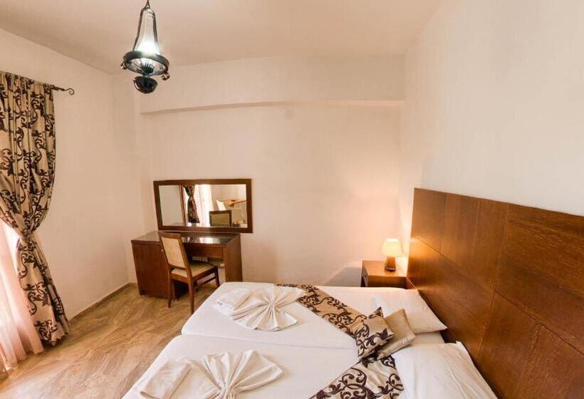 Номер Стандарт с Балконом, Lili Hotel