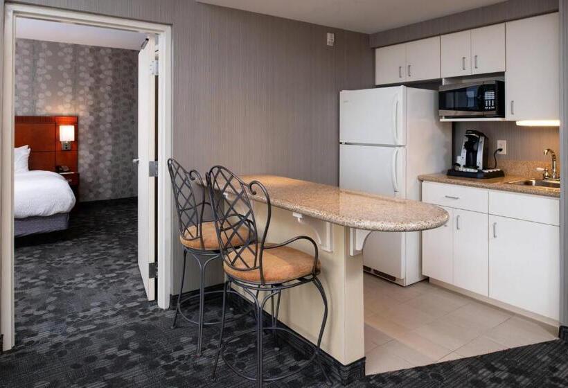 سوئیت با تخت بزرگ, Courtyard High Point