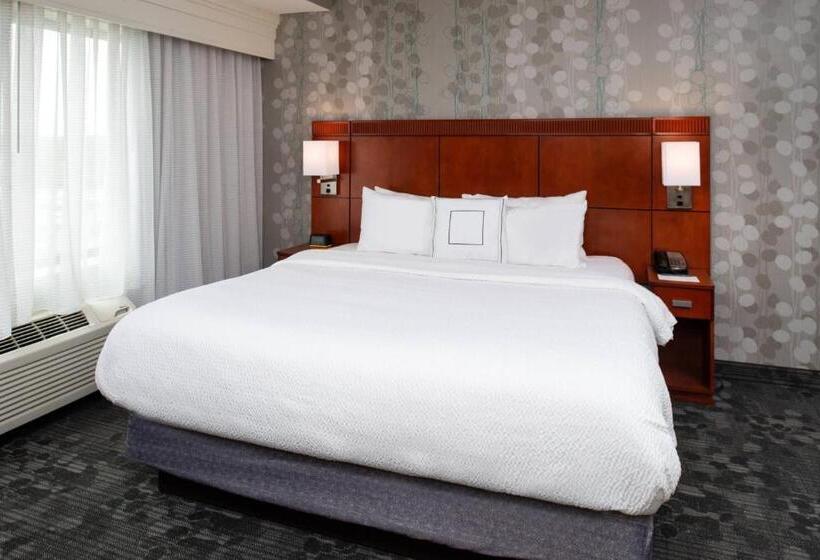 سوئیت با تخت بزرگ, Courtyard High Point