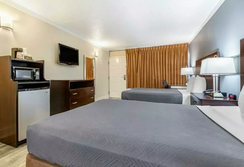 プールビュースタンダードルーム, Econo Lodge Of Conway