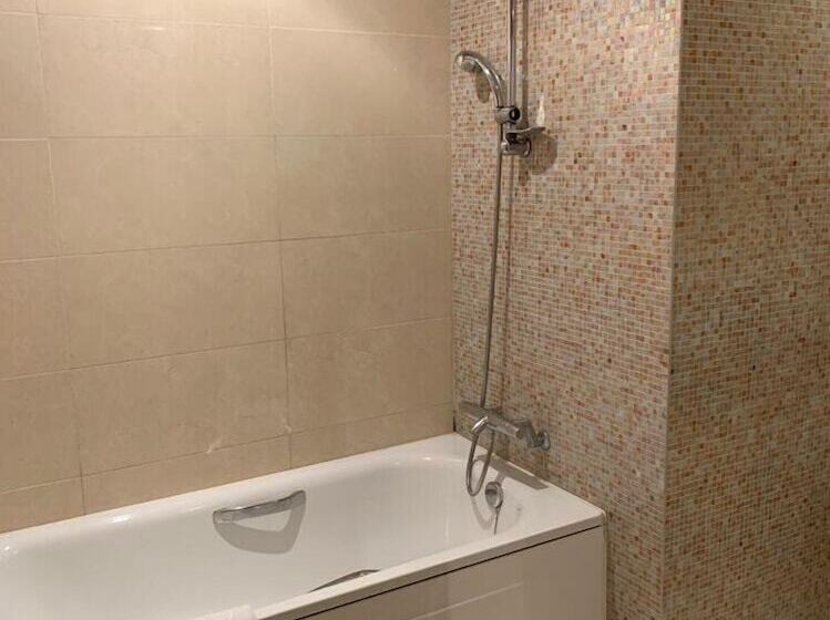 Номер Deluxe, Enford