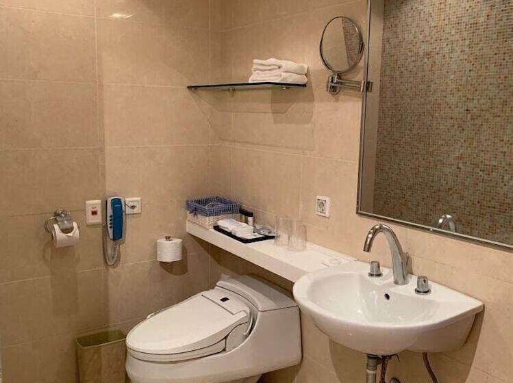 Номер Deluxe, Enford